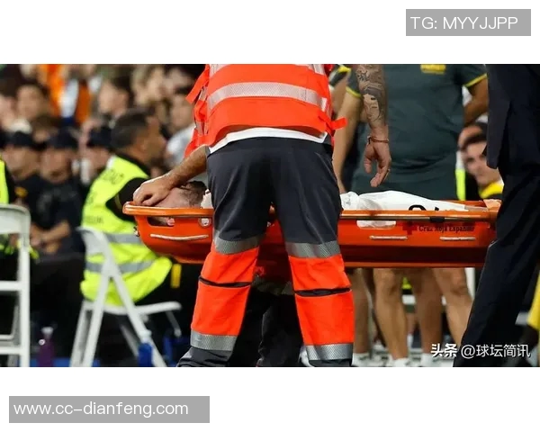 特伦特上篮受伤左小腿被搀扶回更衣室球迷心痛不已