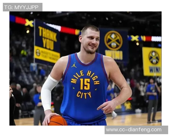 约基奇身着西装热情指导替补席皮克特频频点头展现默契配合 约基奇身着西装热情指导替补席皮克特频频点头展现默契配合