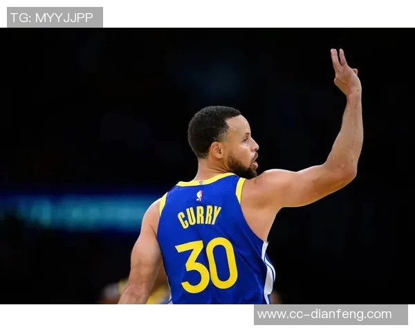 库里已下场邓恩依然保持警惕防守展现职业精神与团队意识