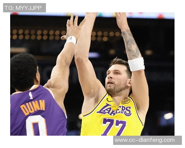 半场战报狄龙狂砍23分布克意外伤退太阳领先湖人14分东契奇27分老詹仅得4分